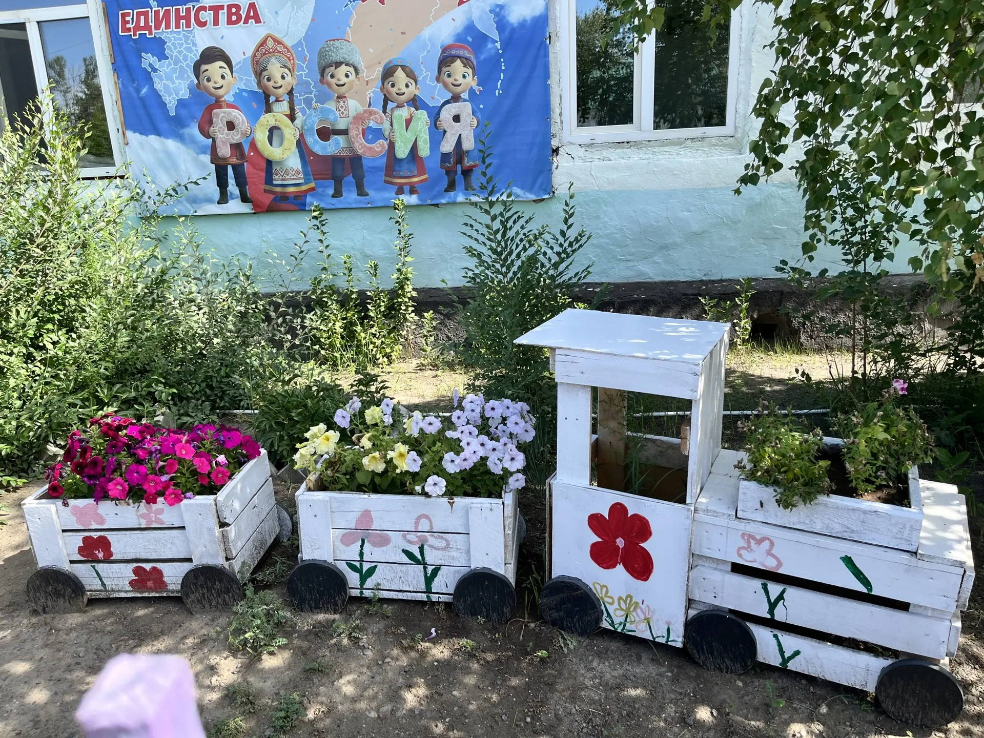 🎉 Наш проект  «Цветочные клумбы» продолжается — и первые цветы уже зацвели! 🌿