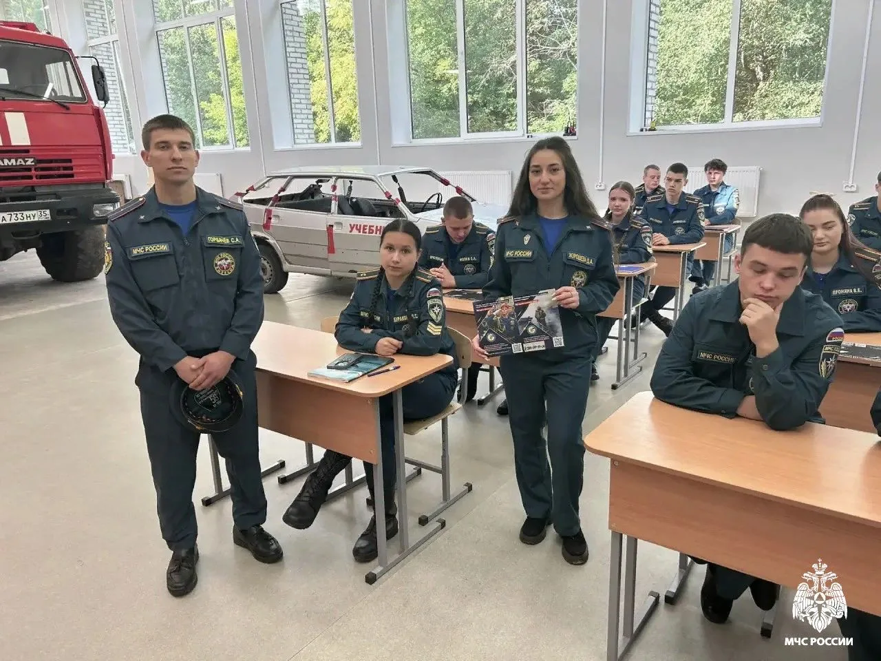 С первых дней нового учебного года сотрудники МЧС России проводят уроки у подрастающего...
