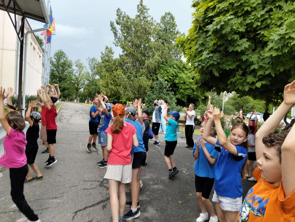 Сегодня, 11 июня,  наше утро началось с активной и бодрящей зарядки, после которой нас ждал вкусный 