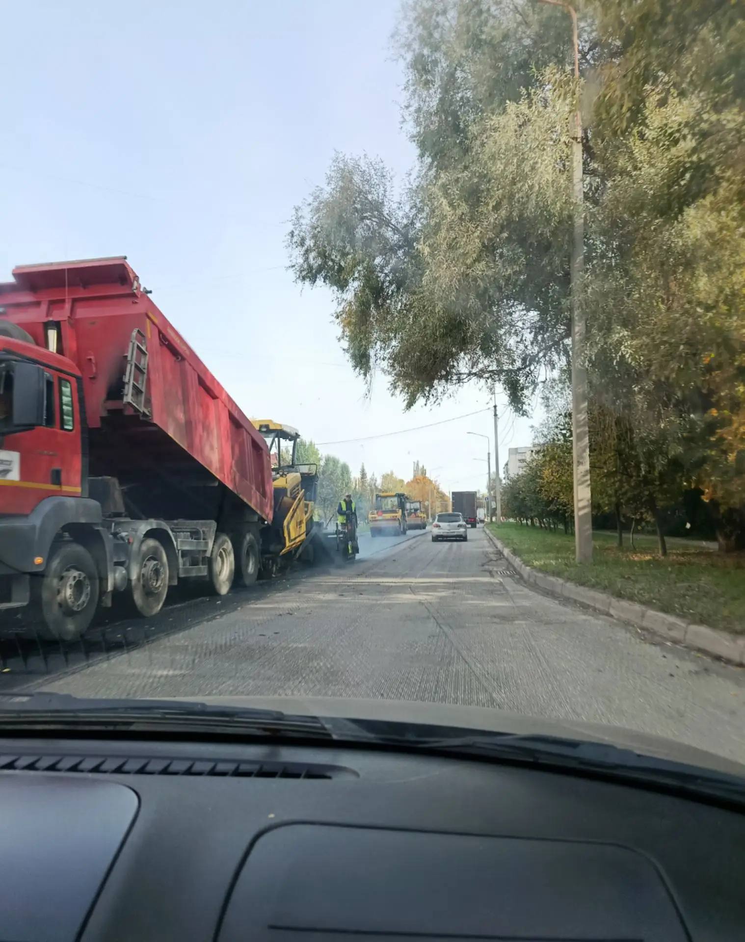 Ул. Юбилейная (район дома 32 и дальше  в сторону Соколова Соколенка кладут асфальт. Акк...