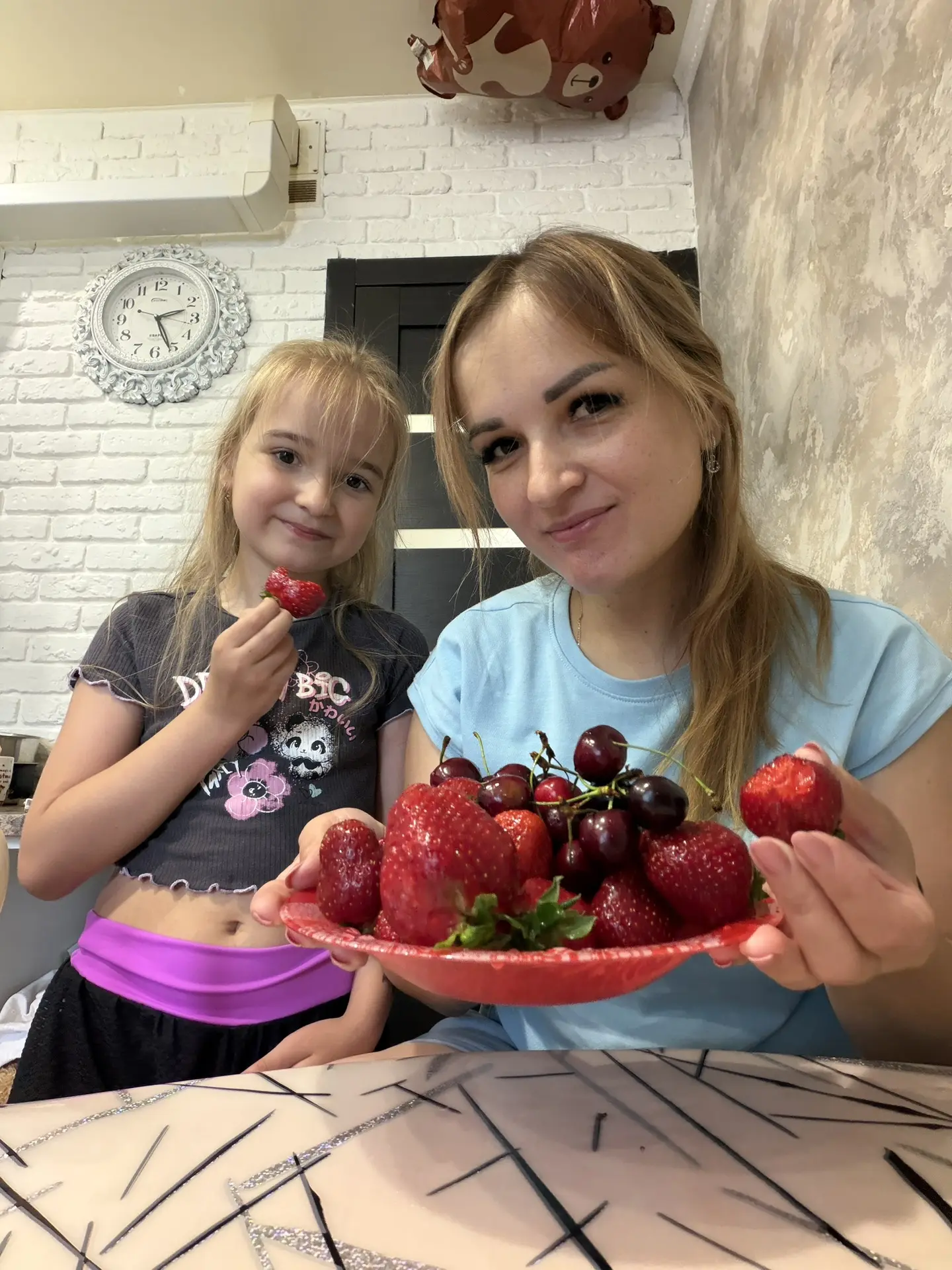 Ням ням!

Такая вкусная клубника❤️ и черешня!

Крупная, сладкая❤️🔥!

И вообще погода супер! Жарища 