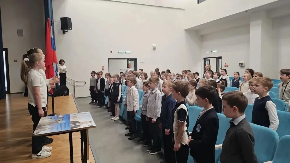 🇷🇺 ТОРЖЕСТВЕННОЕ ПОДНЯТИЕ ФЛАГА  В понедельник прошло традиционное торжественное поднятие флага Росс