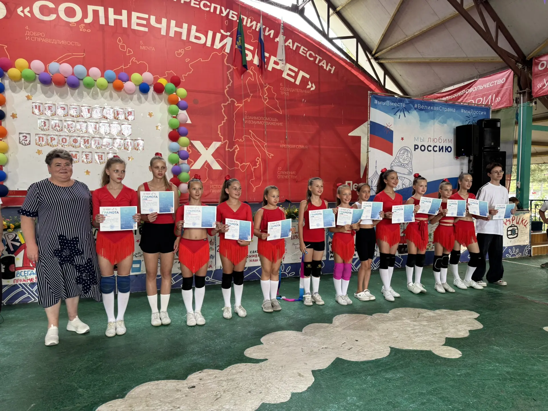 🌞 **Церемония закрытия второй летней профильной смены в лагере Солнечный берег!** 🌞