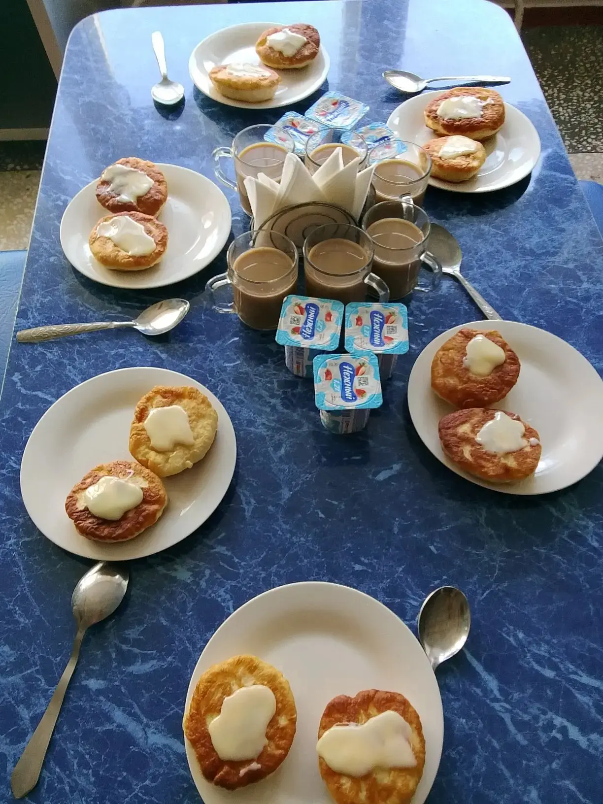 Завтрак🍽️ 
🥞 Оладьи со сгущенным молоком
☕ Кофейный напиток
🍧 Йогурт
Приятного аппетита! 💫