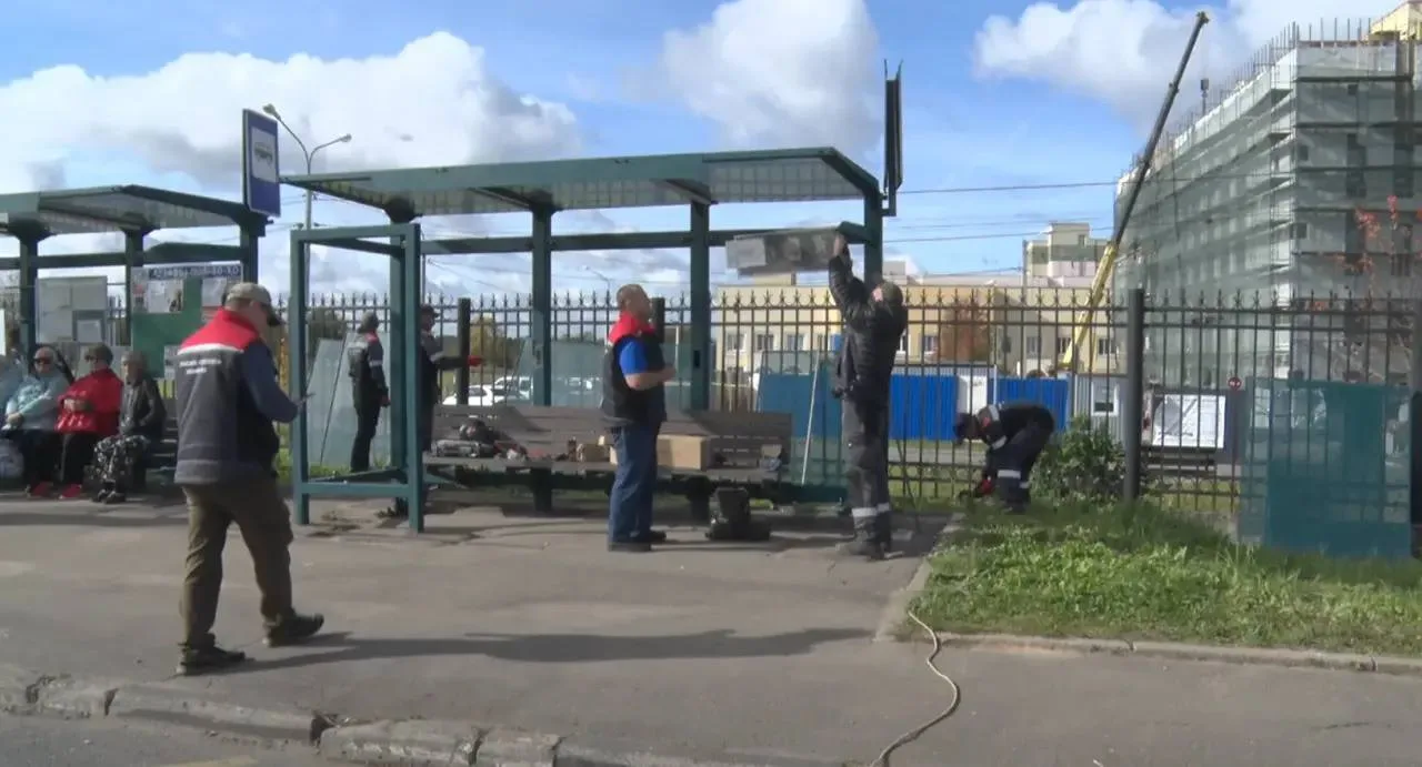 🚏 На клинских остановках стекло меняют на антивандальное