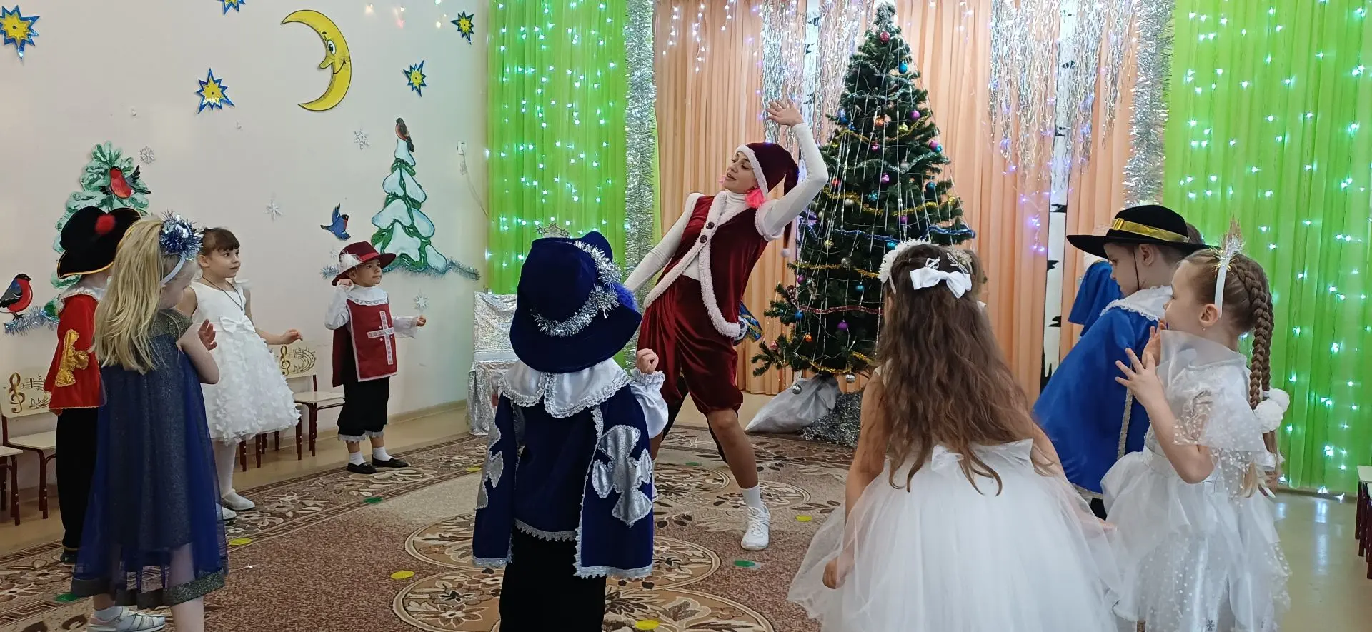 🎄Дорогие родители!
Хочется поделиться радостью — в нашем детском саду стартовали новогодние утренни