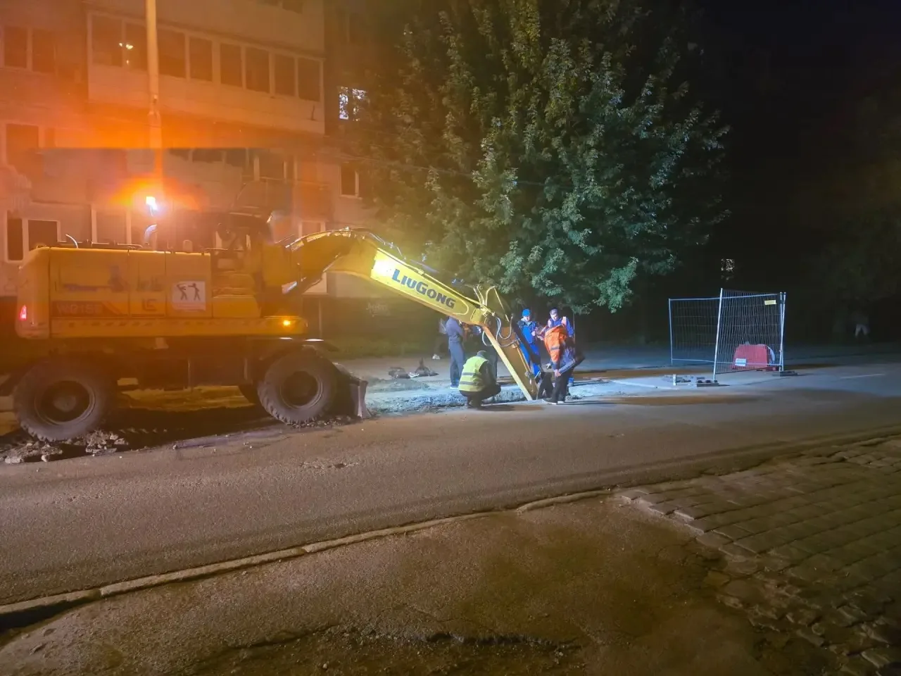 ⚡️В районе Дзержинского, 102 д снова коммунальная авария.