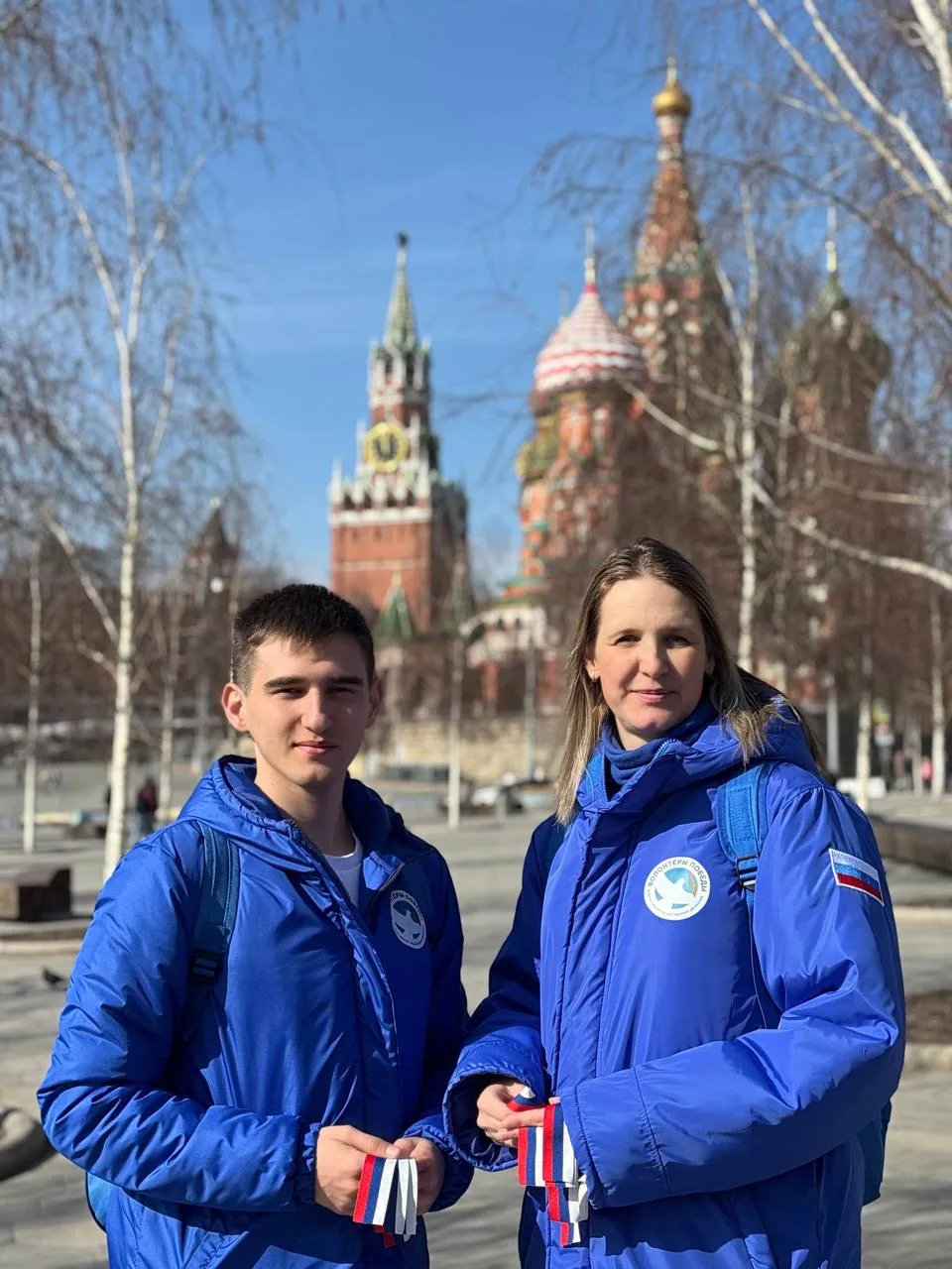Ленты российского триколора в центре столицы ⚡  В Москве Волонтёры Победы вышли на центральные улицы