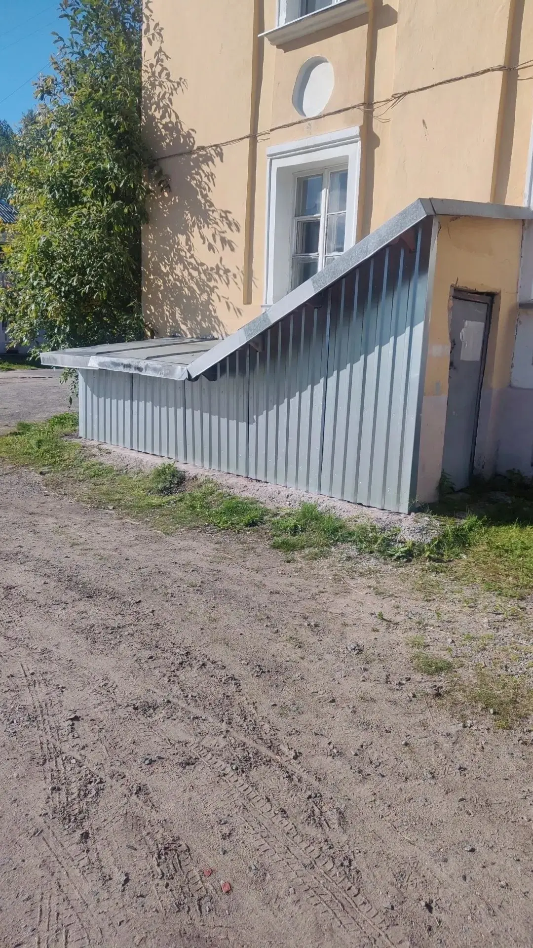 Ремонт спуска в подвал проведен по адресу ул. Стахановская, 28.
