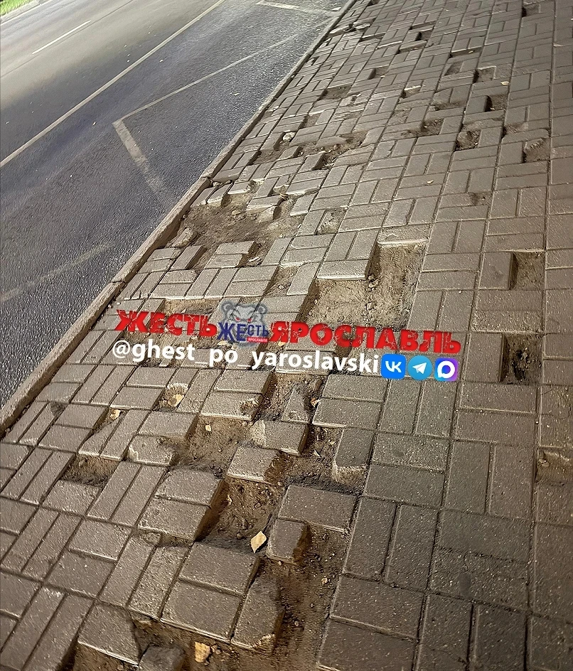 Остановка ул. Ак.Колмогорова в сторону центра. Женщина запнулась, упала, возможно, руку...