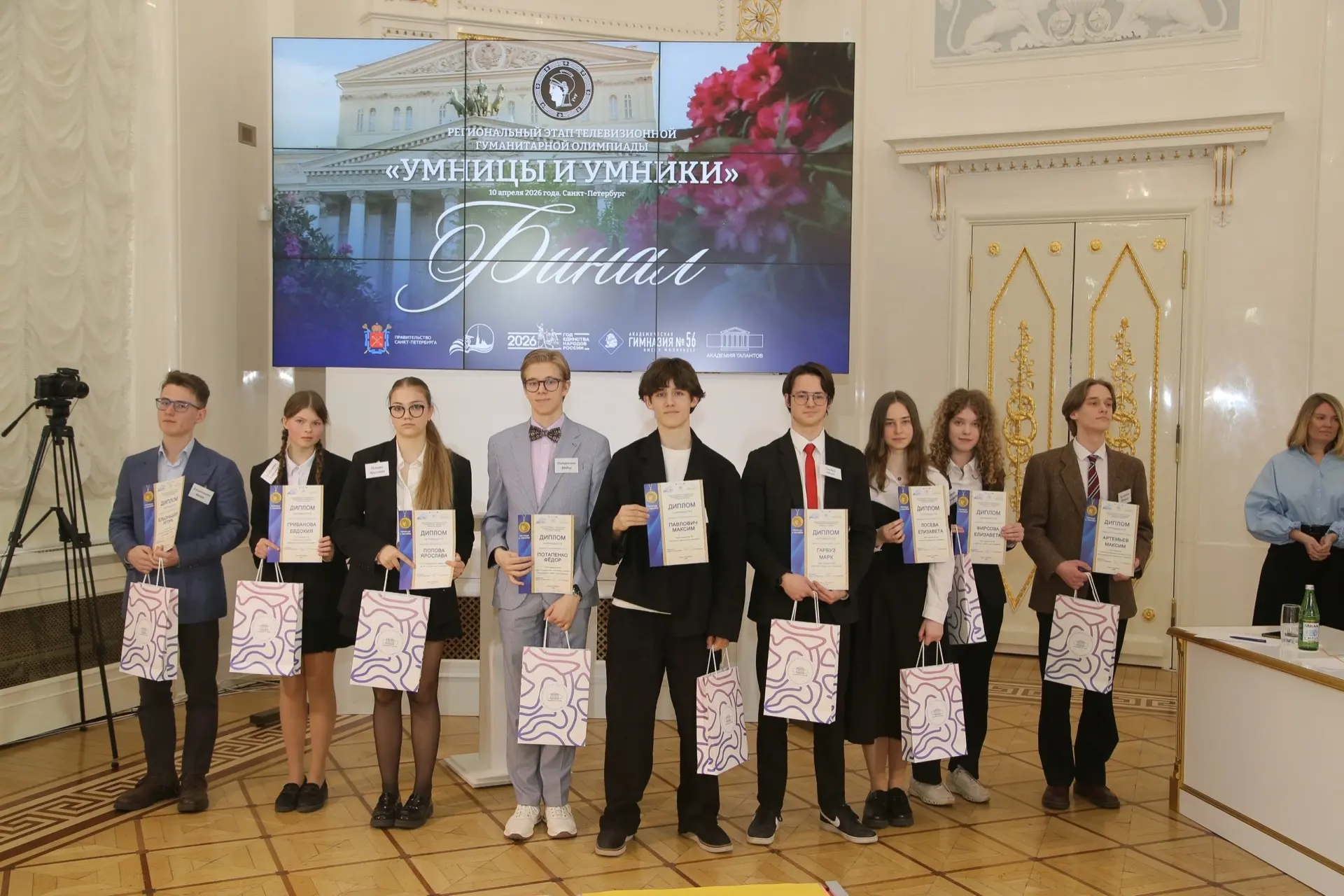 Наши умники и умницы — гордость Колпинского района!  Ученики гимназии № 402 блестяще выступили на ре