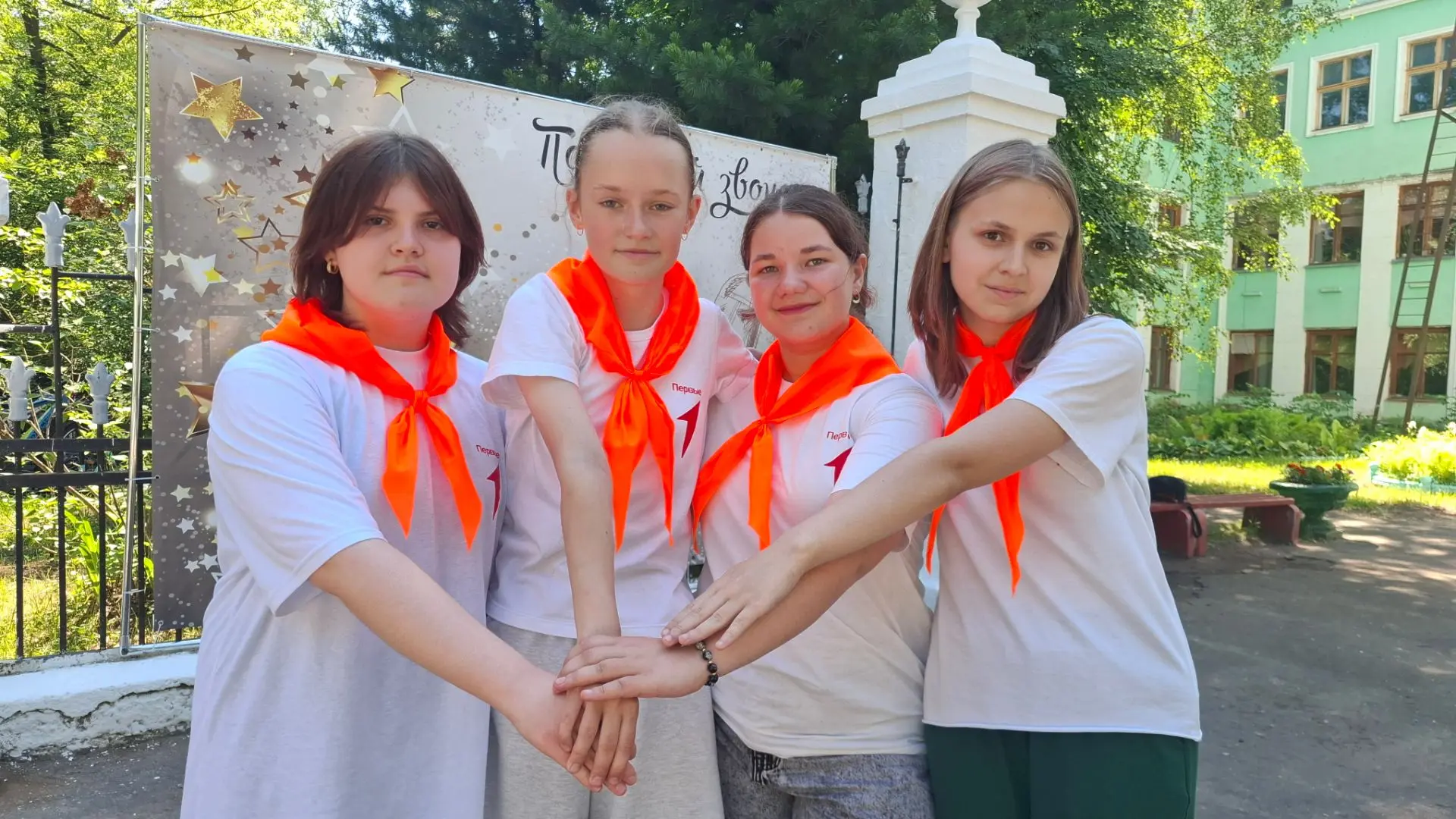 🤝РУБРИКА "Я - ВОЖАТЫЙ"🤝
4️⃣ ОТРЯД 

🎈Я Лера, вожатая 4 отряда «Янтарь». Мне нравится общаться с л