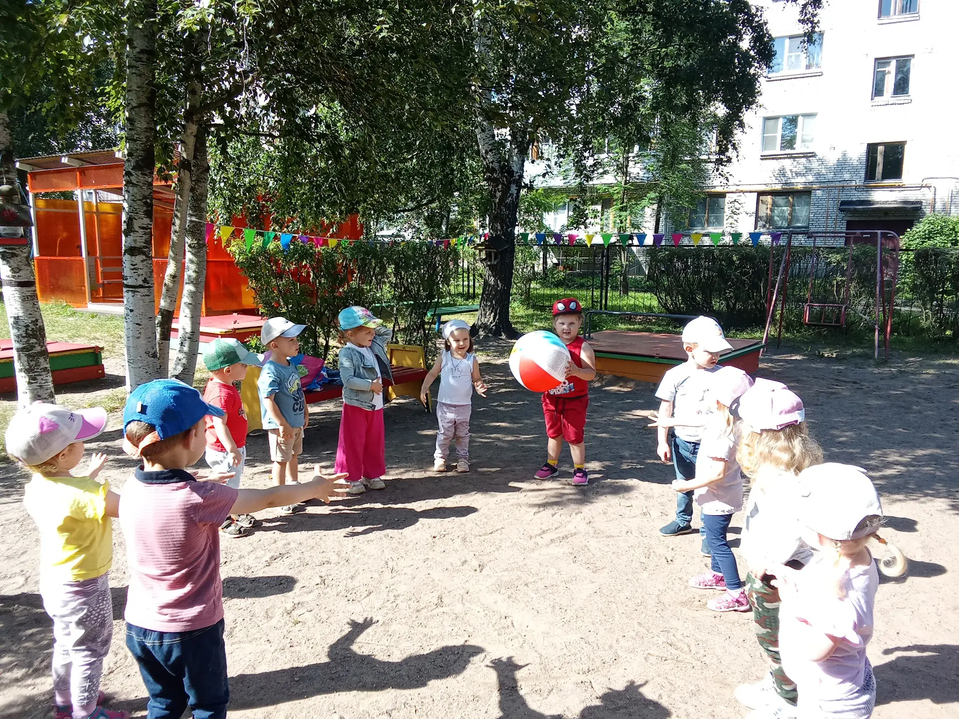 Мяч- отличное развлечение для детей на улице летом. Малыши из группы "Жемчужинки" с удо...