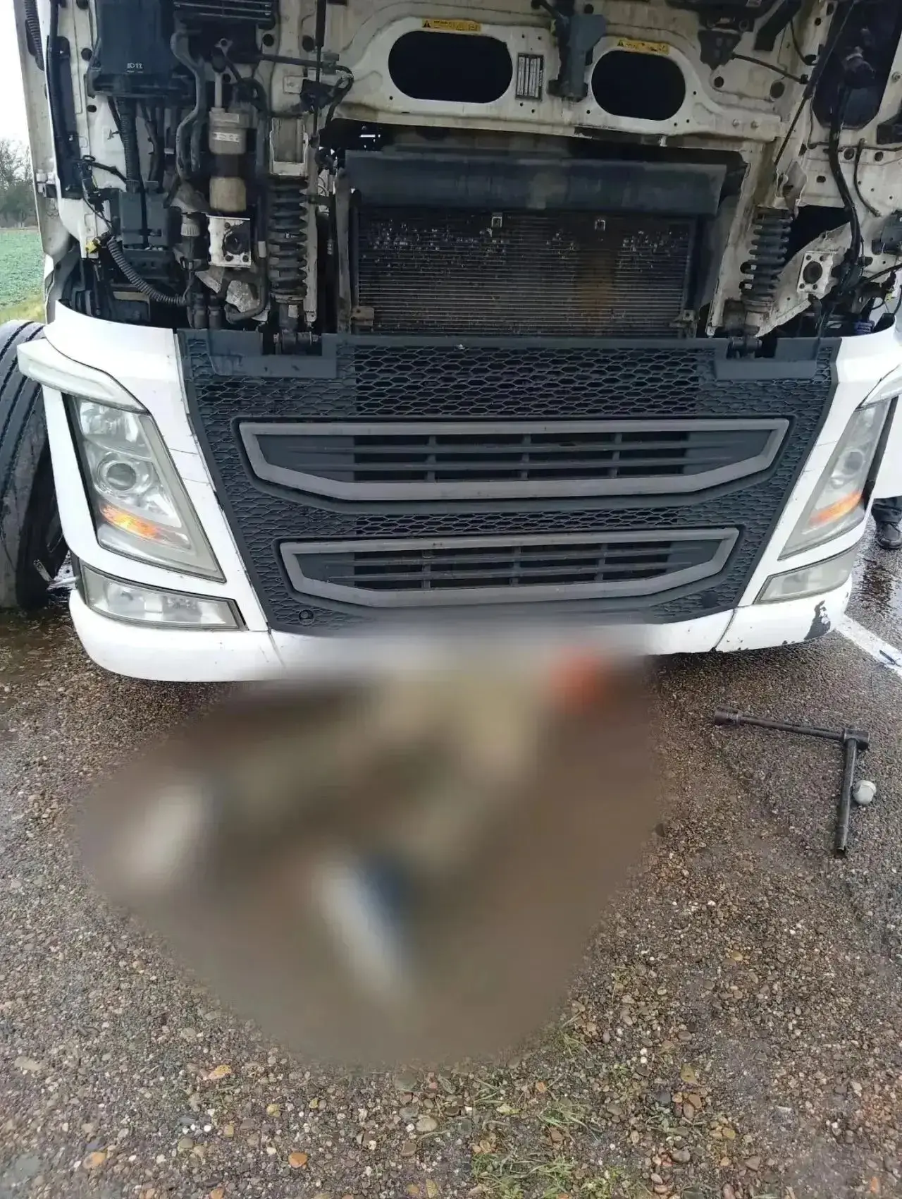 😰В Кавказском районе фура насмерmь придавила водителя во время замены колеса.