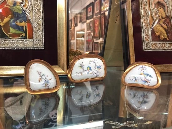 Музей эмальерного искусства «Эмалис»

Помимо осмотра, здесь проводят экскурсии (рассказывают об исто