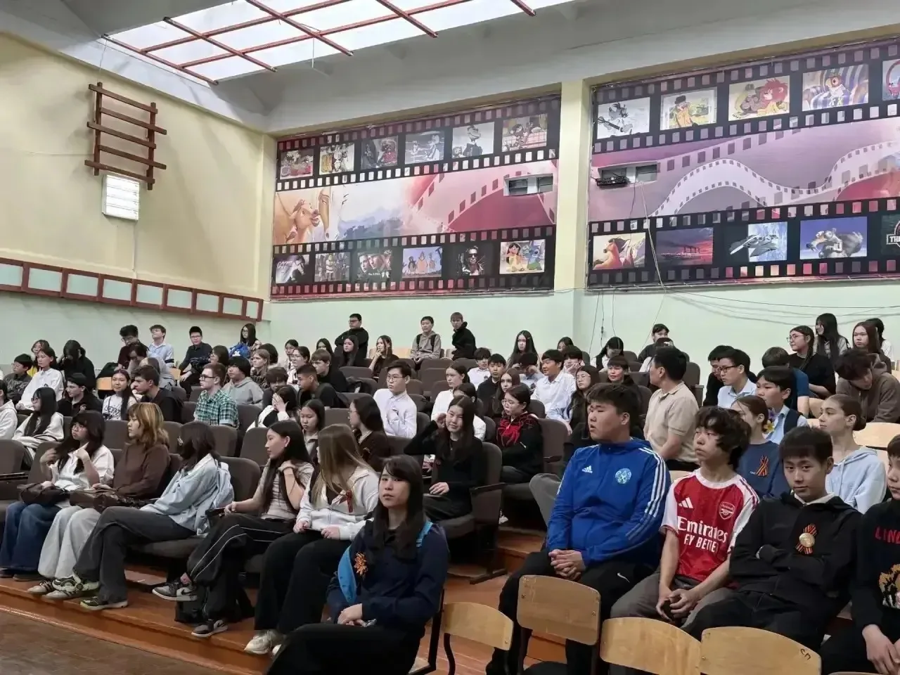 Сегодня, 7 мая, нашу школу посетили очень важные люди: Петрова Иванна Ивановна - младши...