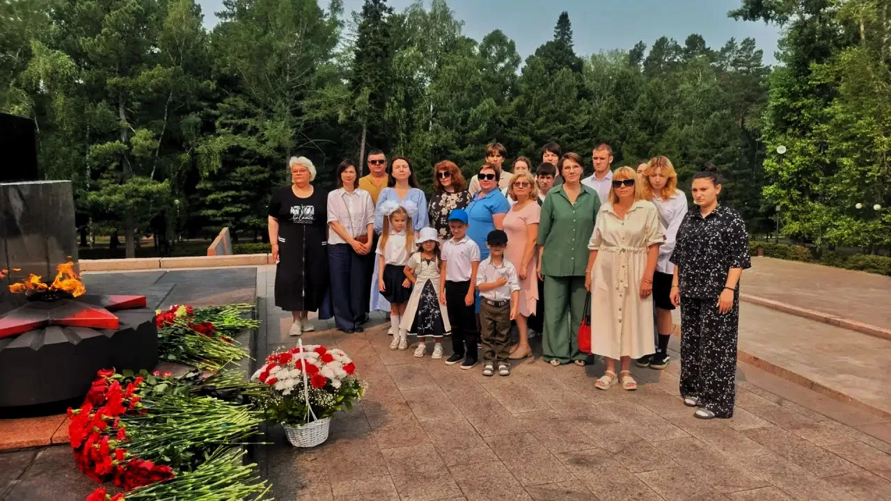 ✨ Сегодня вместе с воспитанниками центра мы возложили цветы к Вечному огню — в знак памяти и благода