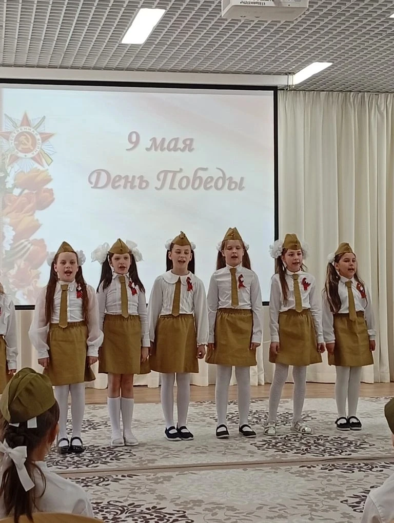 В начальных классах прошёл праздничный концерт, посвящённый Дню Победы. Ученики пели пе...