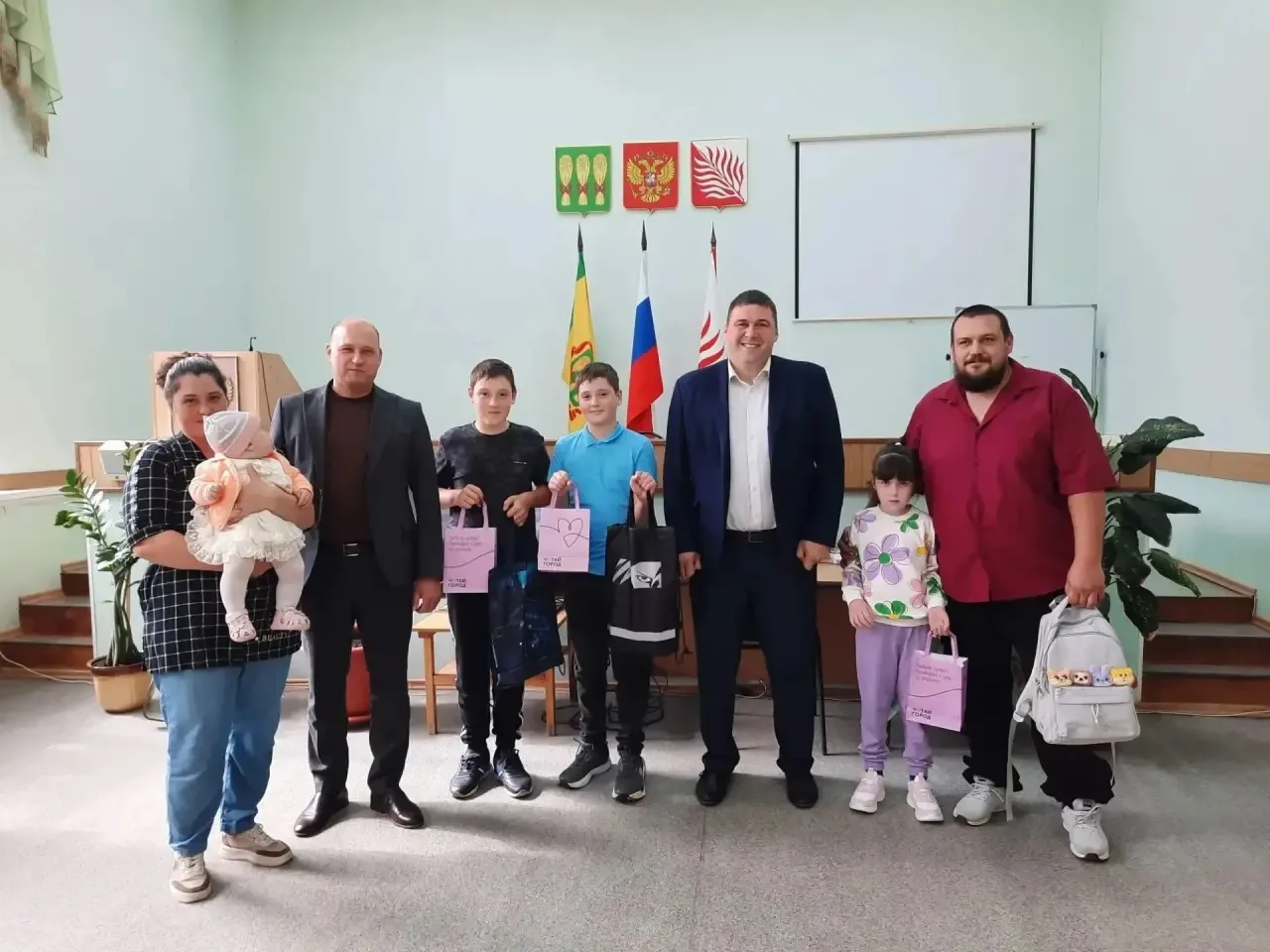 В рамках ежегодной благотворительной акции "Собери ребенка в школу", проводимой в предд...
