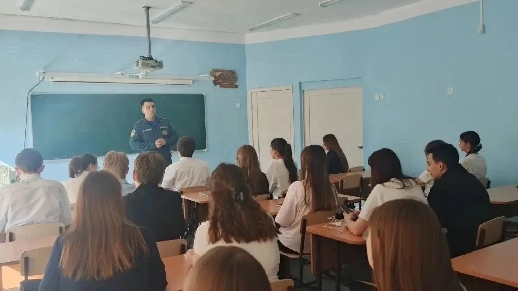 ⚠️ БЕЗОПАСНОЕ ЛЕТО: УРОК ДЛЯ СТАРШЕКЛАССНИКОВ ОТ ПОЖАРНОГО