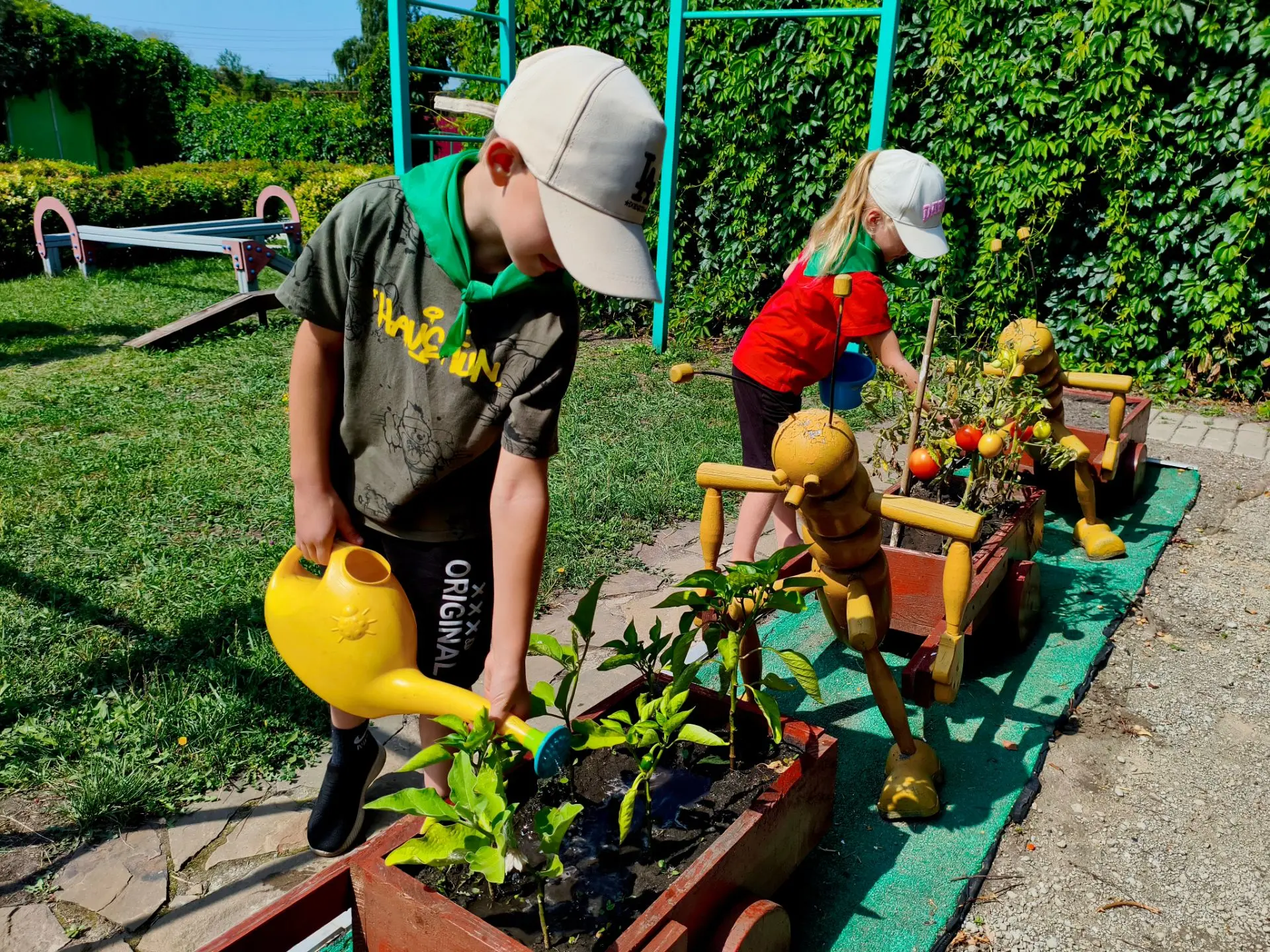 Лето — время отдыха для детей. Но наши эколята трудятся на своем огороде, начинают соби...