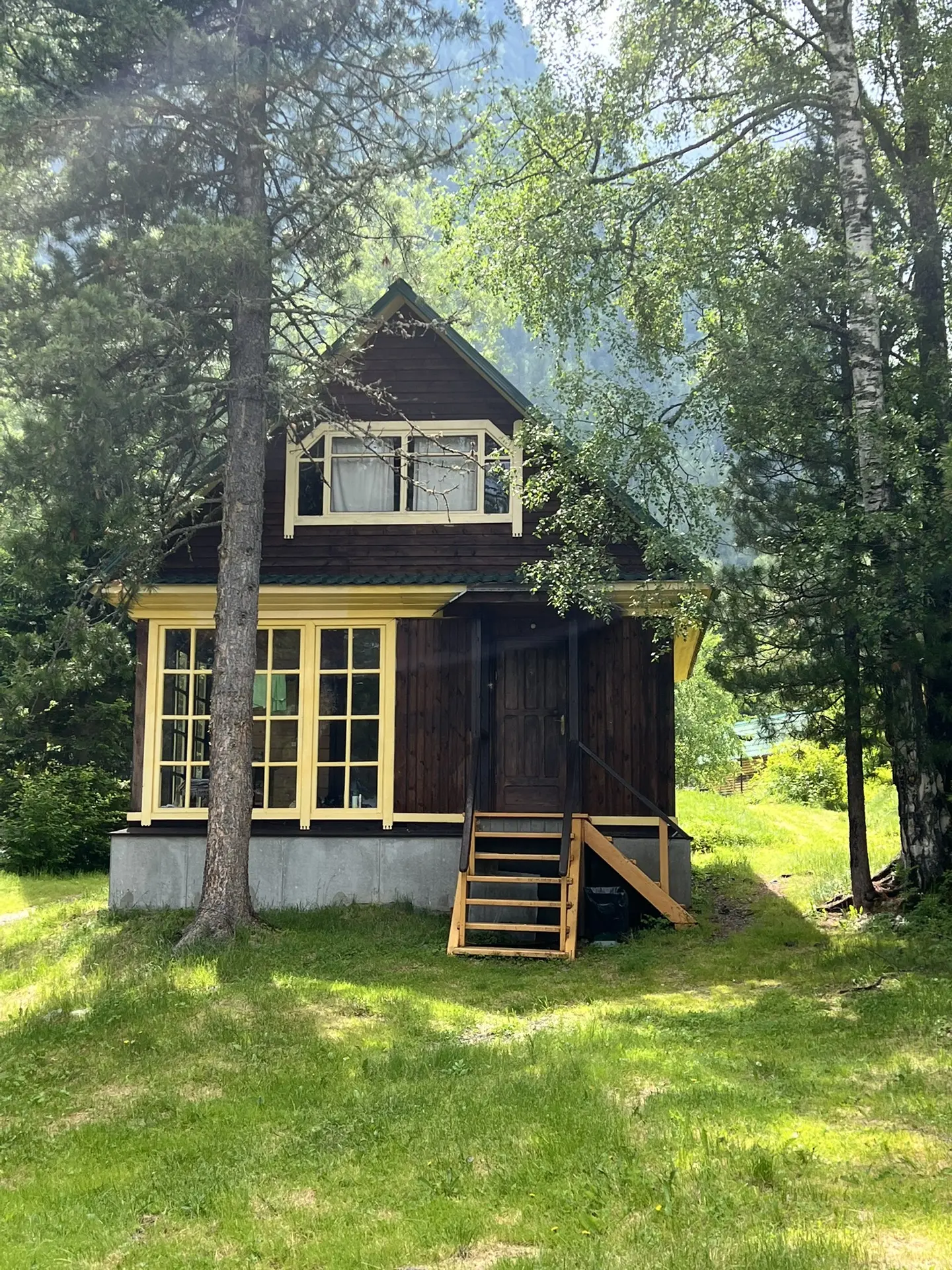 Девочки , доброго дня ☀️

Мы дома 🏠 

А фотки ещё есть )))

Запечатлела такой домик, в тайге, досту