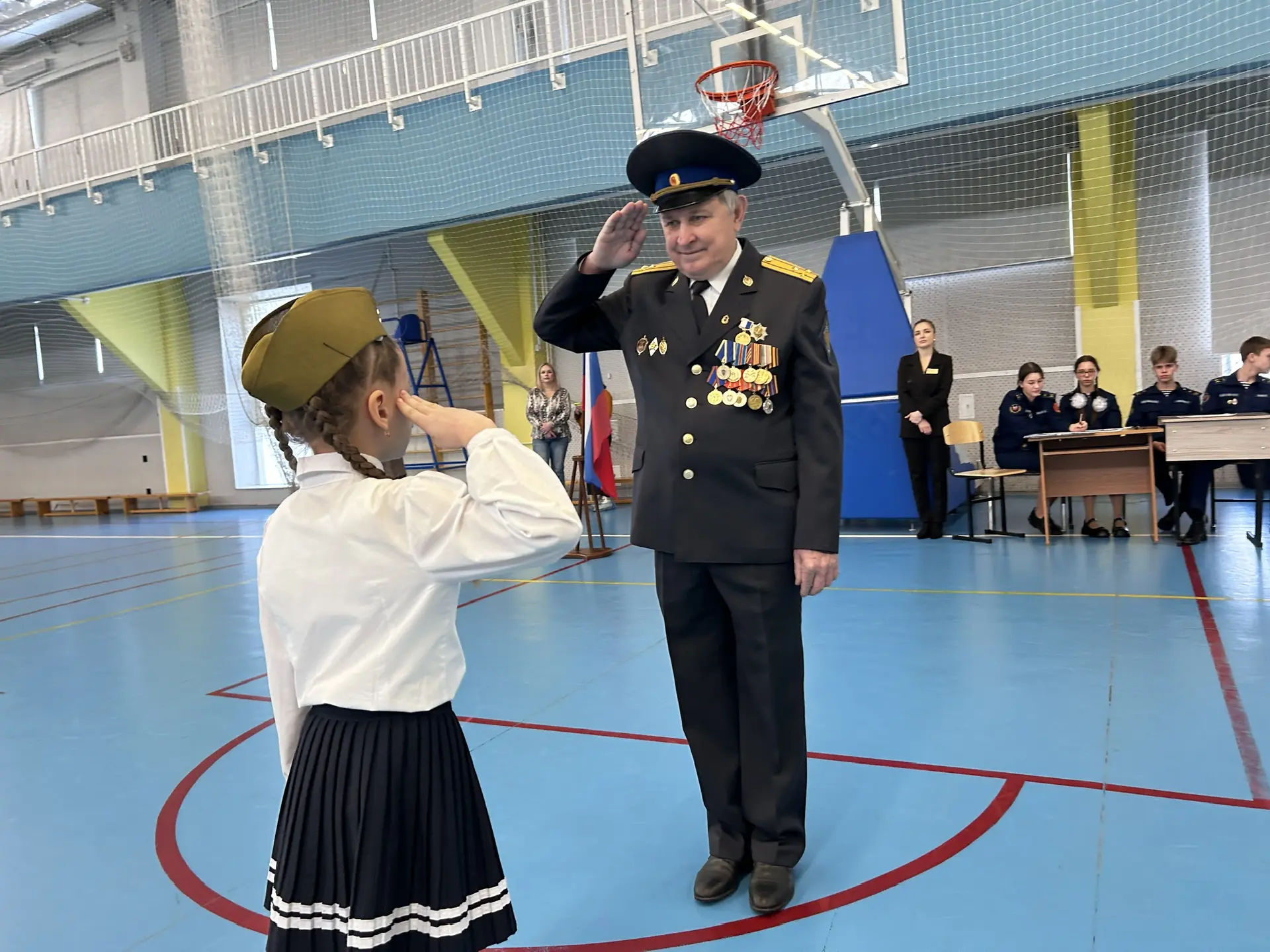 Смотр строя и песни: шаг в ритме патриотизма!  Сегодня в нашей школе было особенно торжественно и во