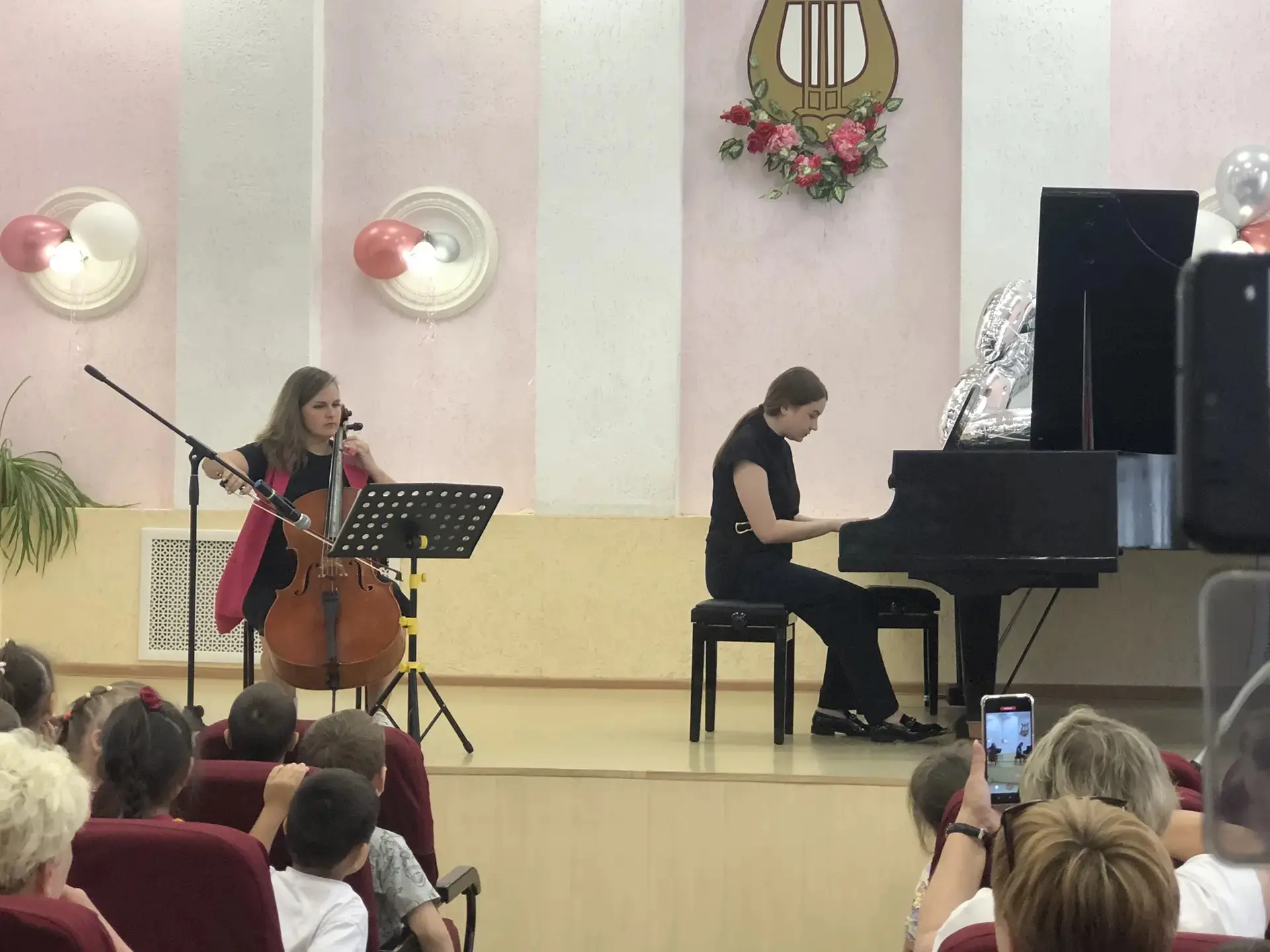 Сегодня в ДМШ состоялся традиционный концерт "Музыкальная среда". Его зрителями стали воспитанники д