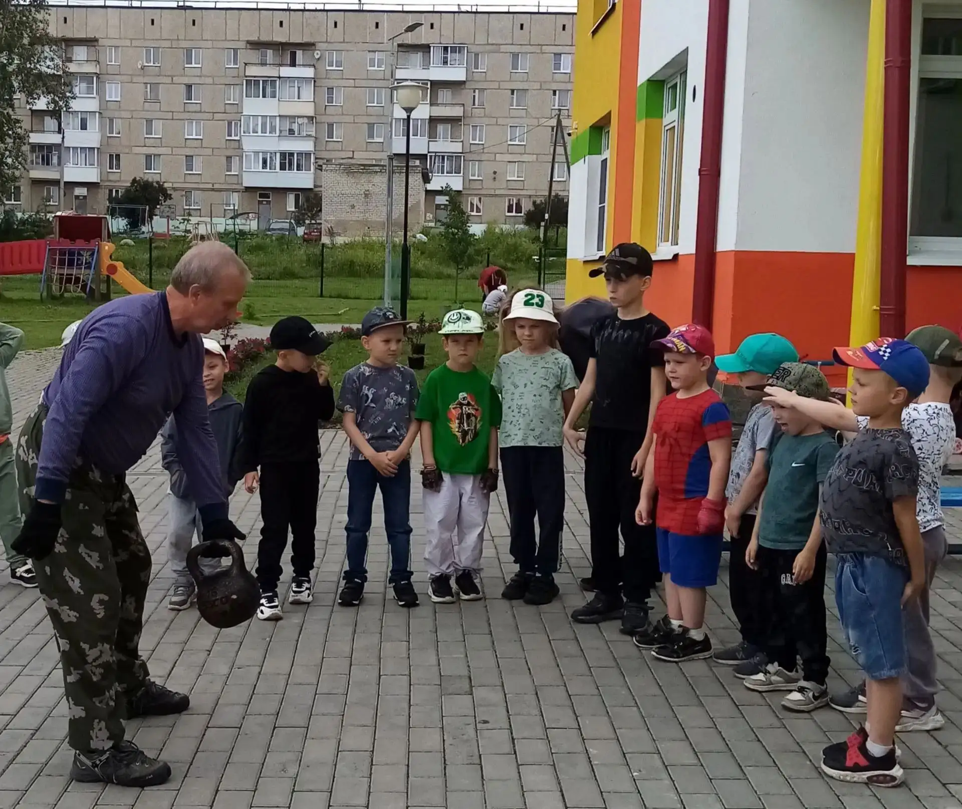 В группах Почемучки и Любознайки прошло  выступление мастера по гиревому спорту, Мартем...