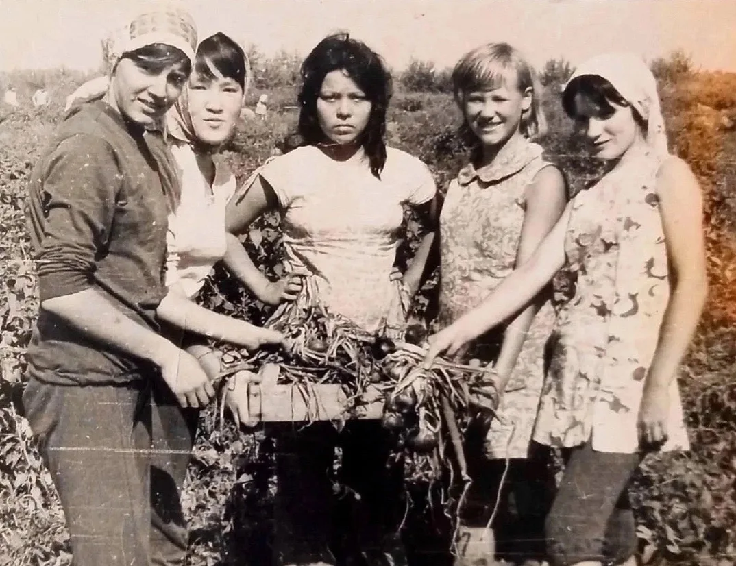 Ηa убopкe лукa. Аcтpaхaнcкaя oбл. 1976 г.