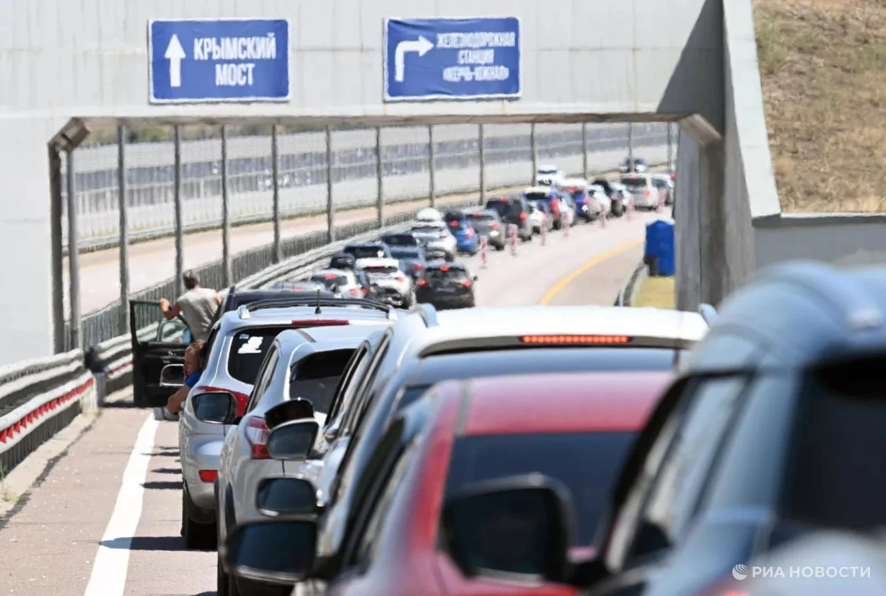 260 авто стоят в очереди перед Крымским мостом.