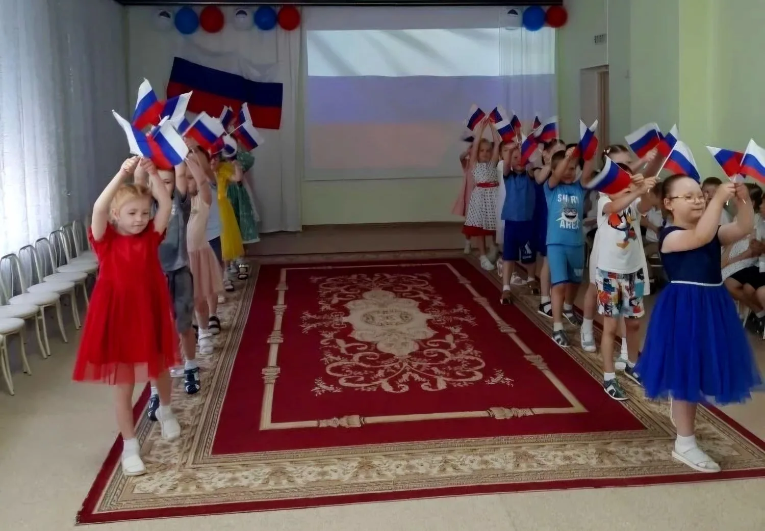 Сегодня в нашем детском саду прошёл яркий и запоминающийся праздник, посвящённый Дню России!🇷🇺
Реб