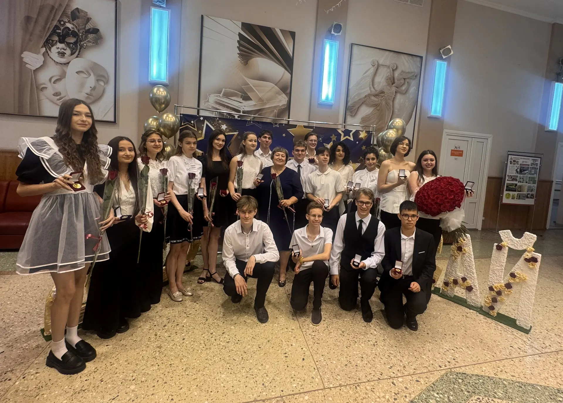Золото и серебро нашей школы: чествование медалистов в ДК «Факел»! 🏅