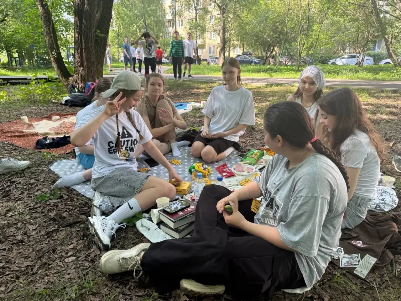Сегодня провели замечательный пикник с 6 «В» классом в парке «Дубрава» ☀️🌿  Наш пикник под названием