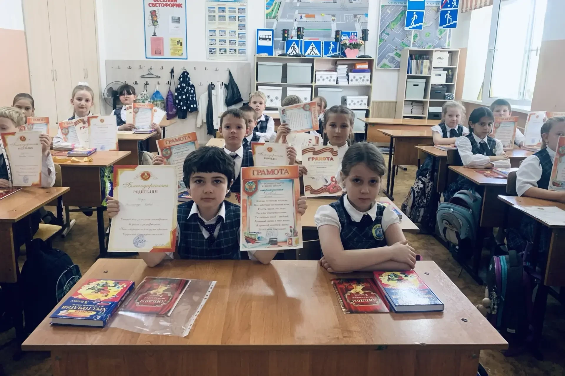 🔔Классный час «Последний звонок» во 2Б классе  Вот и завершился учебный год. Одновременно и радостно