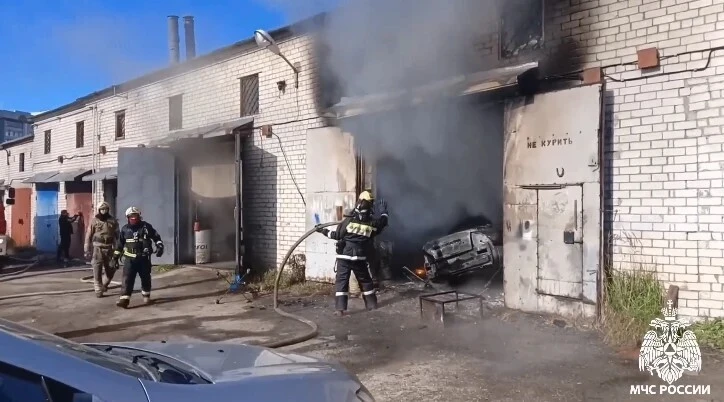 В Йошкар-Оле ремонт автомобиля в гараже закончился пожаром