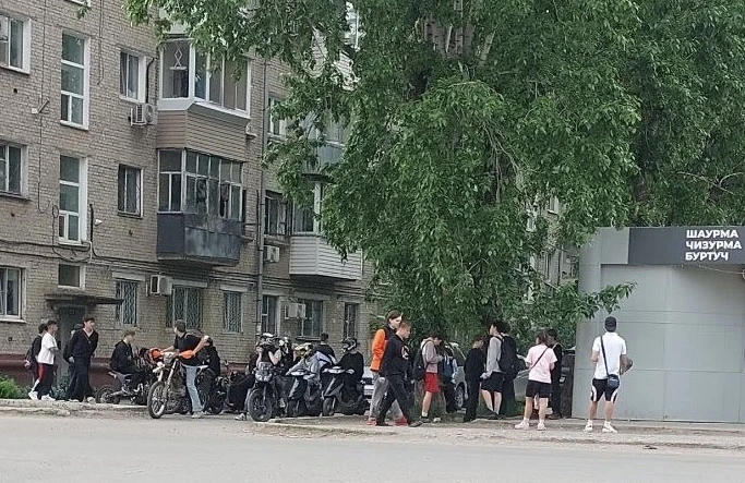 Не хлебом «Лавашом» единым живы горьковчане. Байкеры тоже тусуются здесь. 

Сочувствуем собственника