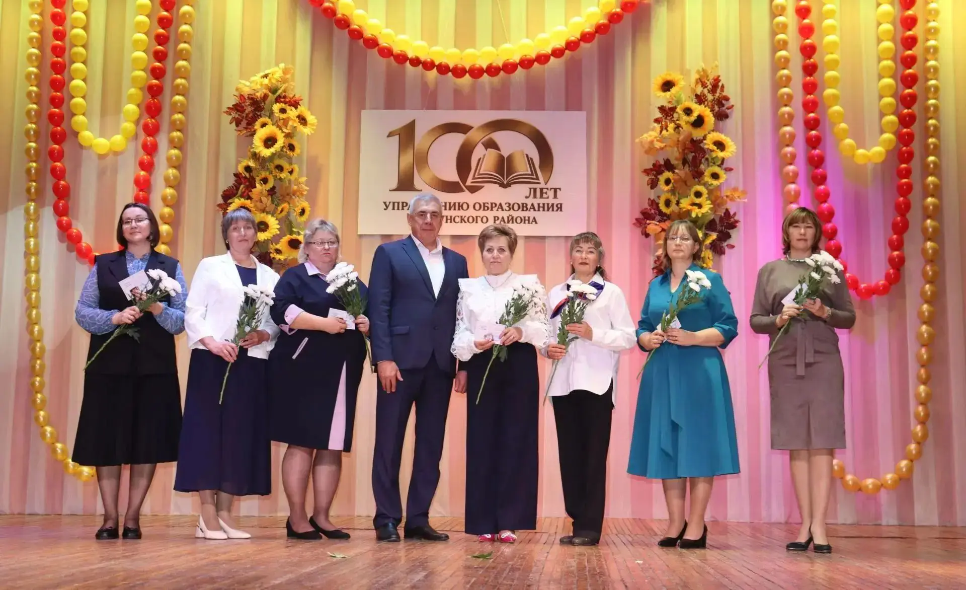 💐 День, когда сказали «спасибо» тем, кто каждый день дарит знания! 💐