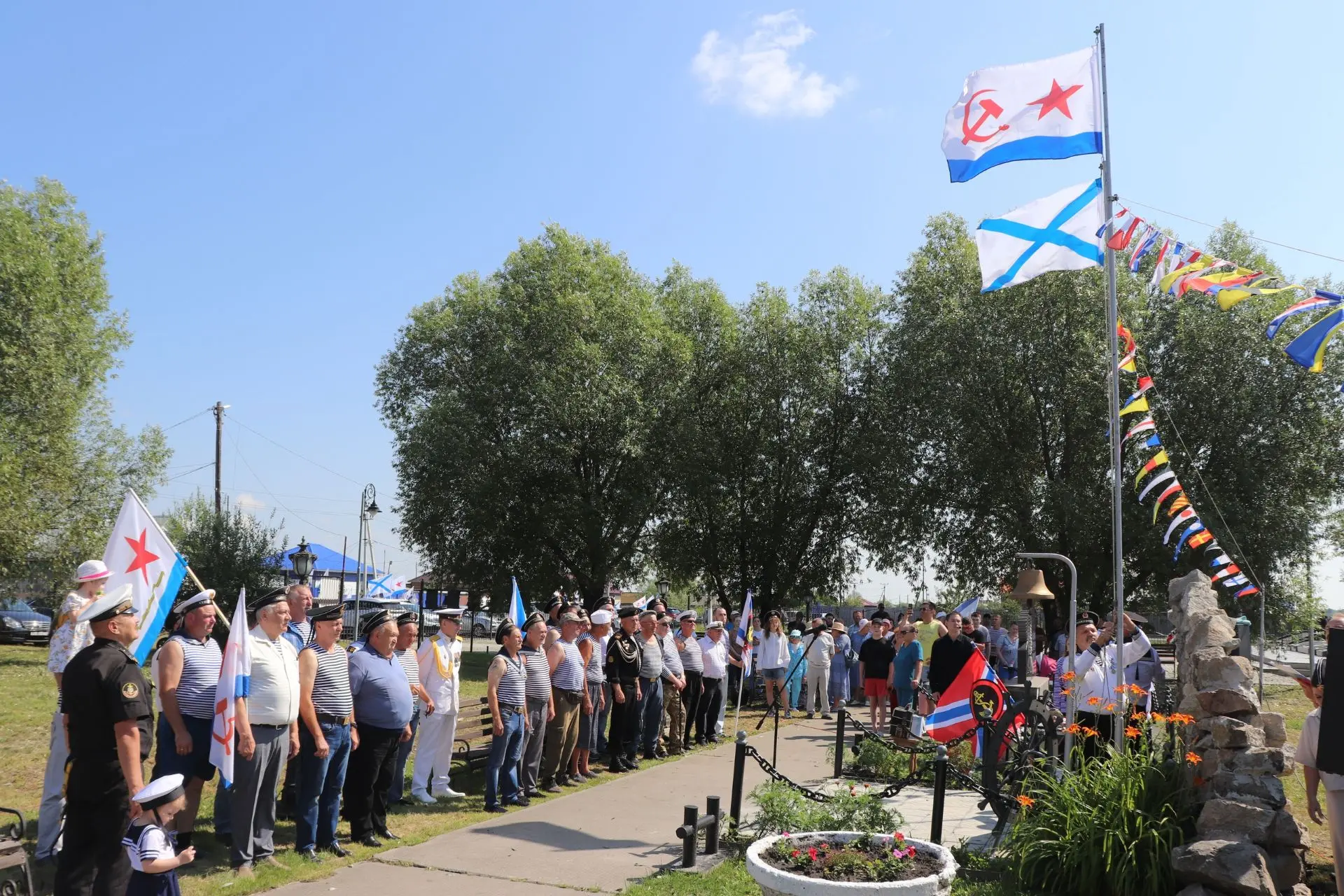 Сегодня в парке Победы звучали слова поздравления тем, кто в разные годы служил в Военно-морском фло