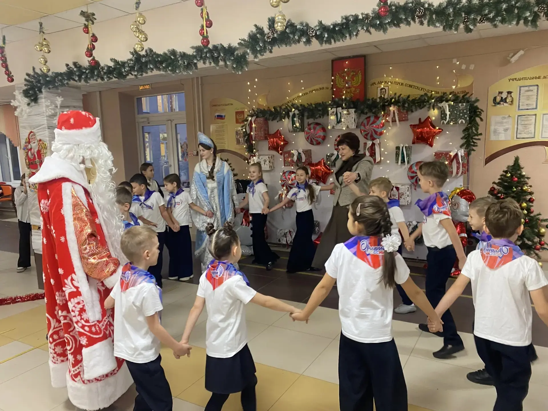 🎉❄️ Утро волшебства в гимназии! 🎅🌟  Сегодня утром в гимназии произошло нечто удивительное! Ученики б