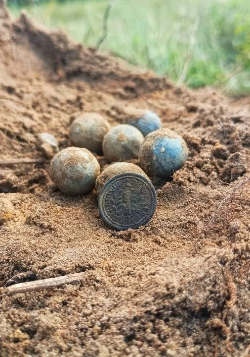 ​В​оенная пуговица периода Первой Французской Республики со свинцовыми пулями.