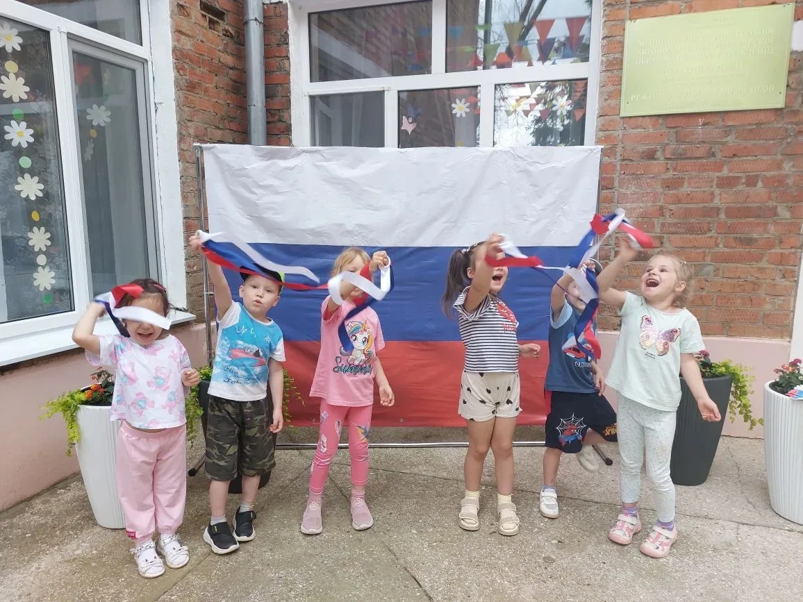 #Россиянавсегда
#МояСтранаРоссия
#ДеньРоссииКор26
#ФлагиРоссии

Акция "Флаги России".
Участники- дет