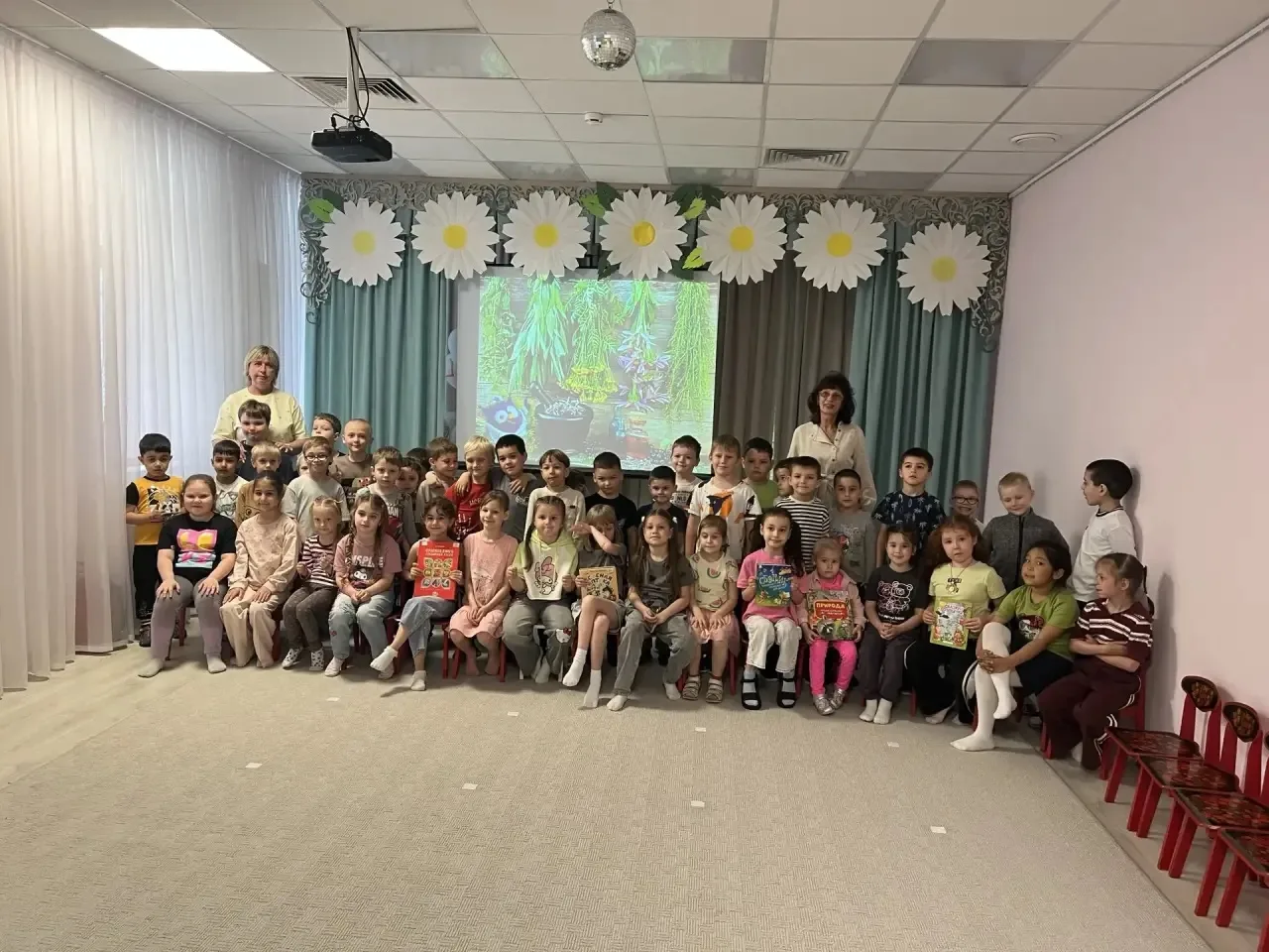 В группе « Пчелки» состоялась очередная встреча с библиотекарем. Виктория Александровна...