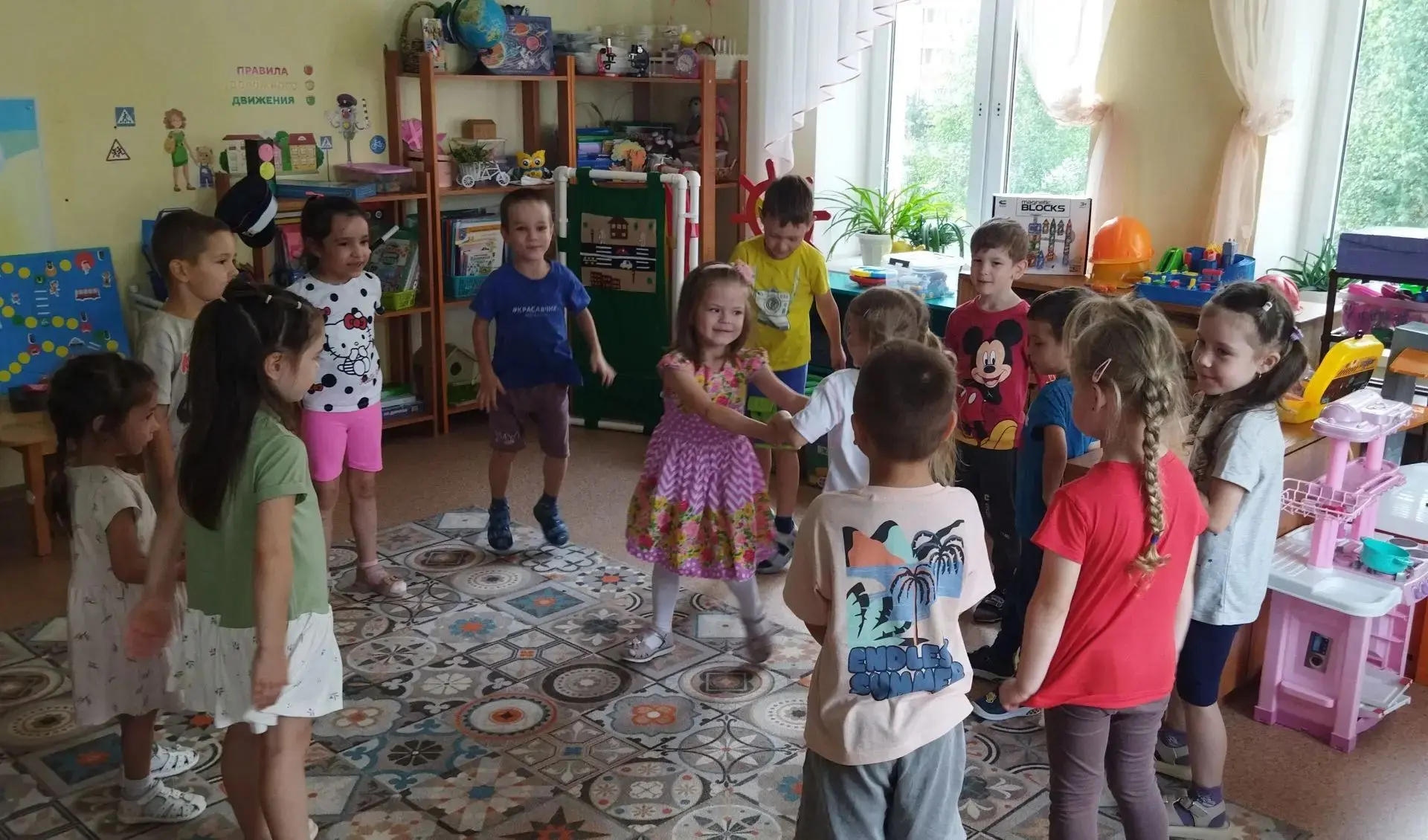 Сегодня в группе "Умники и умницы" прошëл "День летних друзей" - день улыбок, объятий и...