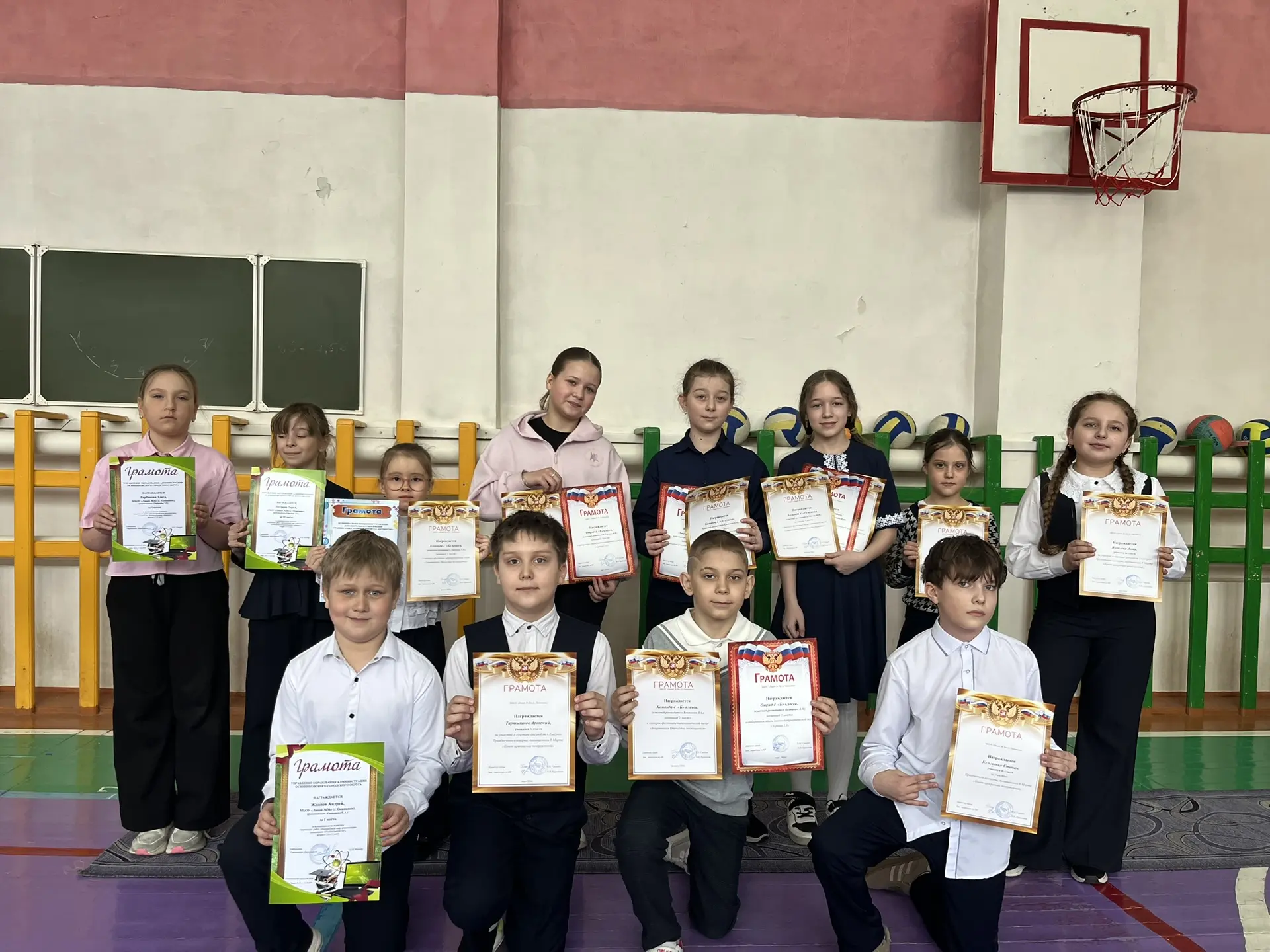 🌟ЗАЖИГАЕМ ЗВЕЗДЫ 🌟  🏆И мы снова чествуем победителей и призеров!  🇷🇺На торжественной линейке подраст