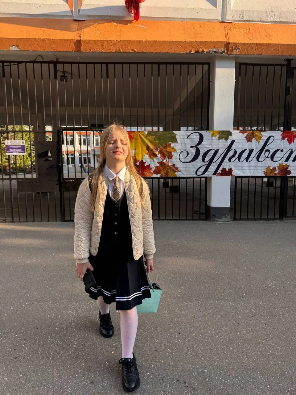 На лице все написано: «Как же я рада, что снова в школу!»