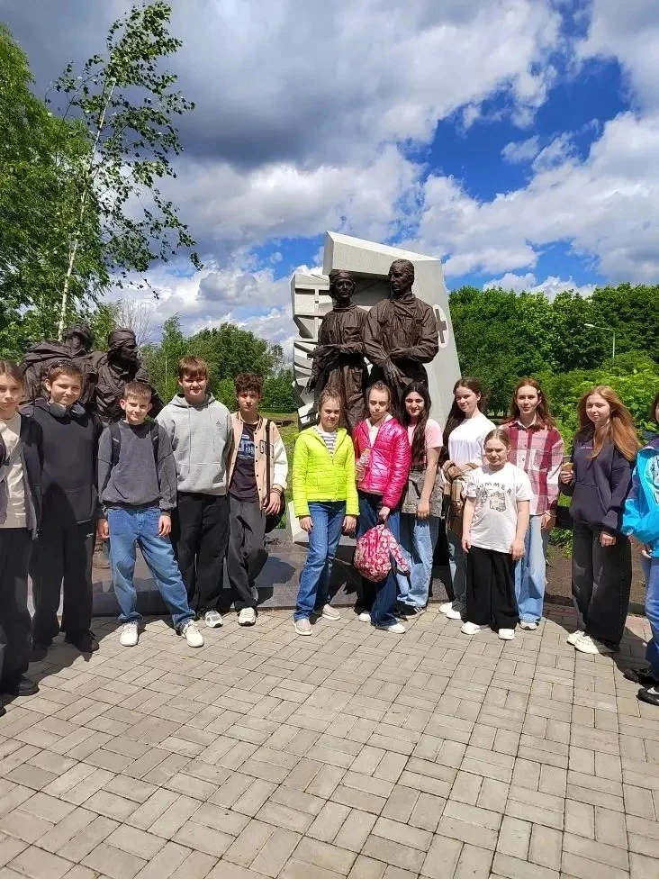 🚍✨ Увлекательная военно-историческая поездка нашей школы! 🇷🇺

На этой неделе 6 классы отправились