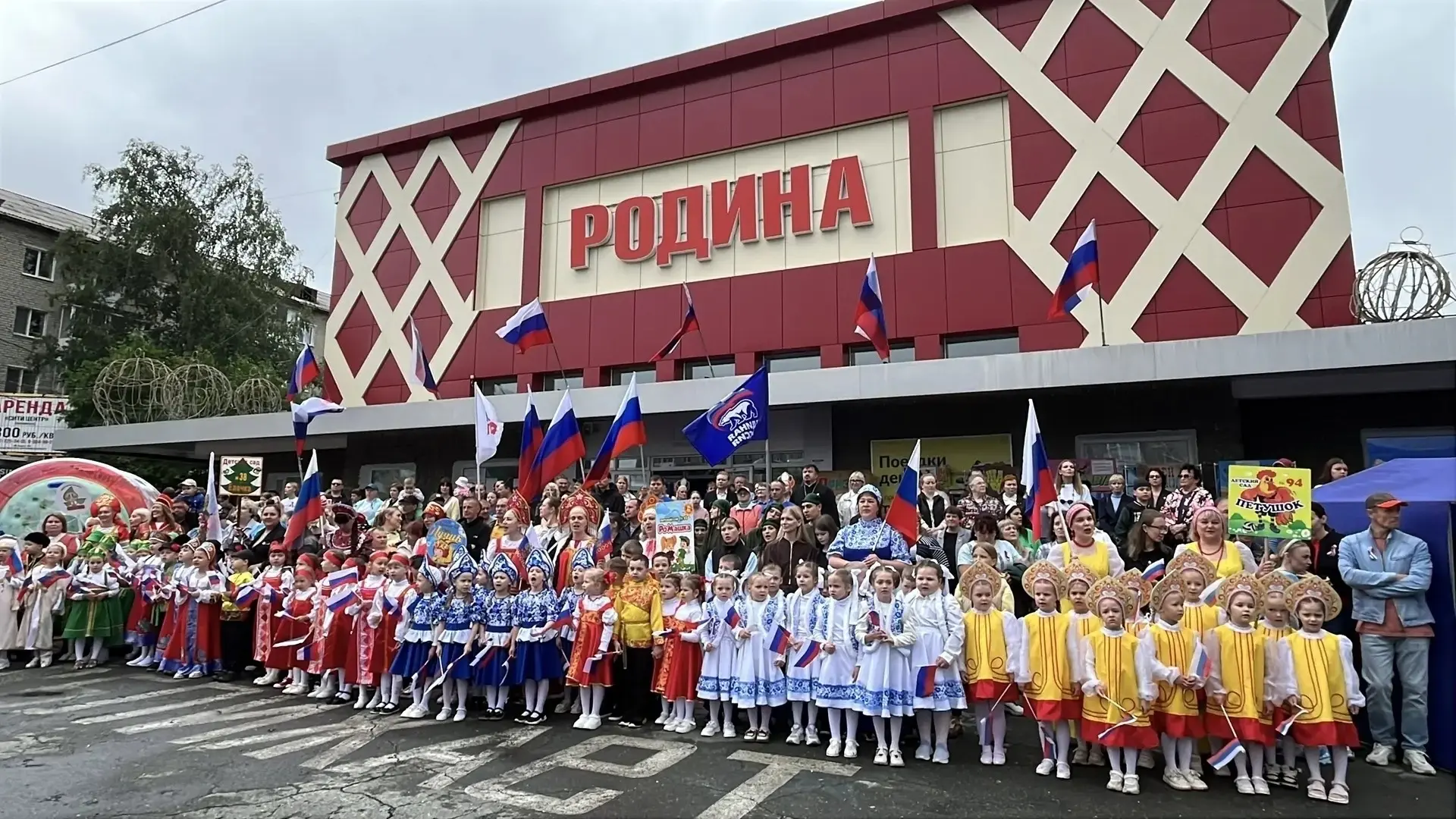 В День России сотрудники полиции Серова вручили 11 юным серовчанам главный документ гражданина РФ
 
