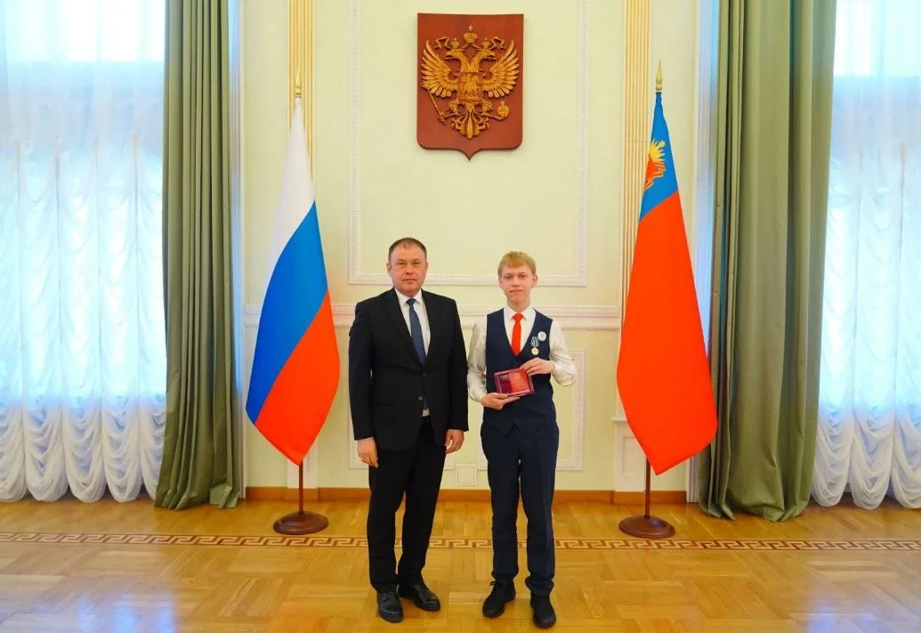 🤩🥰На губернаторский прием был приглашен Лебедев Матвей, учащийся 10А кл. Он - отличник учебы, приз