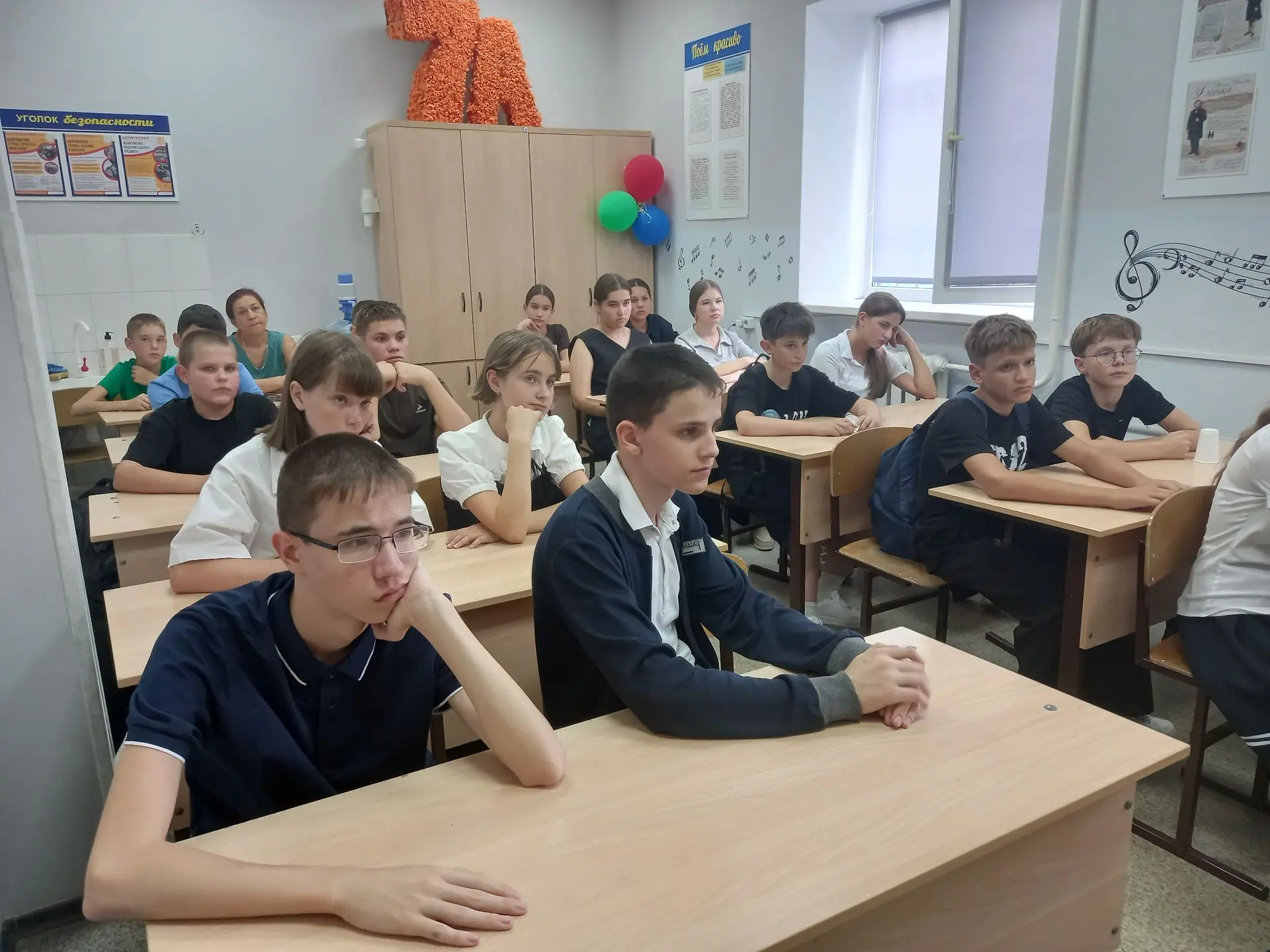 В стенах Матвеево-Курганской СОШ №1 прошел урок памяти «Беслан. Прерванный урок». Библи...